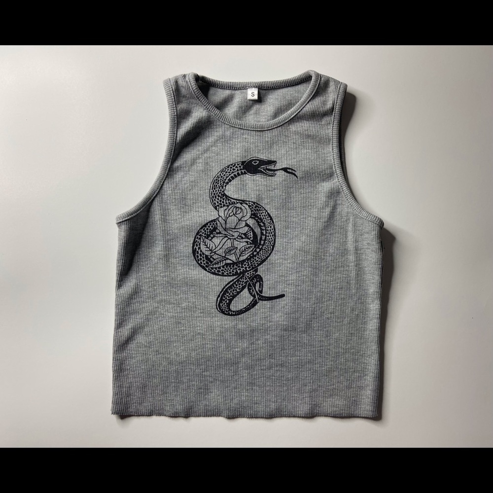 Gray ribbed muscle top with snake print